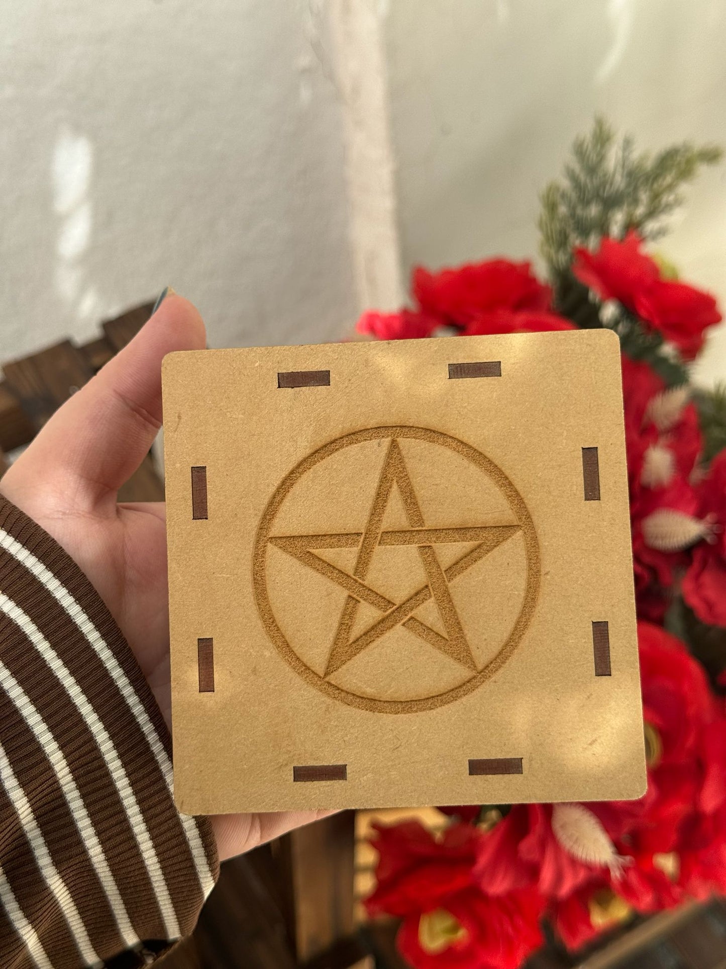 Caja de madera y placa de selenita con grabado de pentagrama