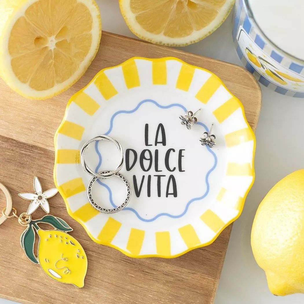 Plato dulce vita con rayas amarillas.