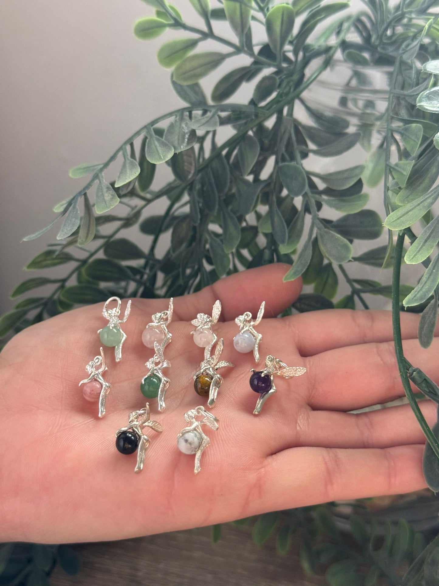 Colgantes de hada con minerales naturales en plata