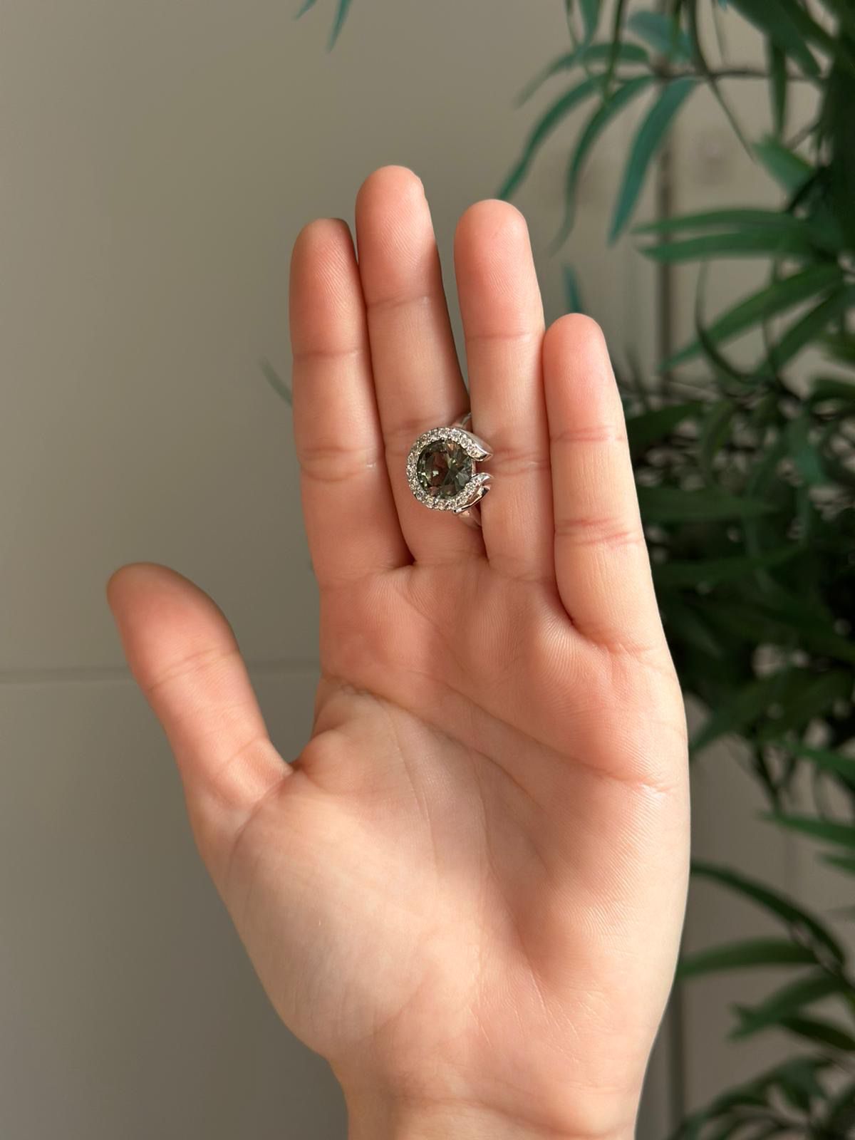 Anillo de plata con olivino peridoto y circonitas - talla 15