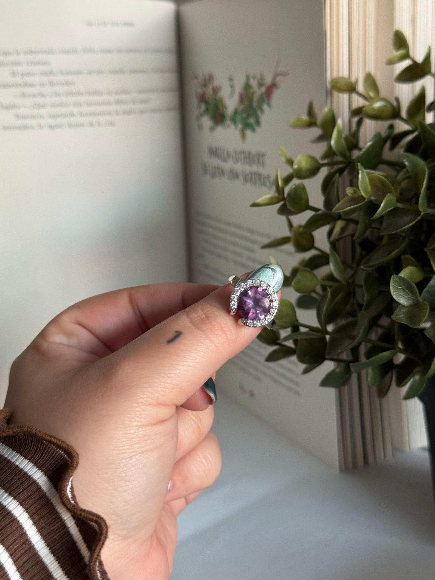 Anillo de plata con amatista y circonitas