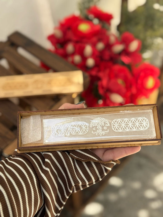 Caja de madera y placa de selenita con grabado de flor de la vida y árbol de la vida