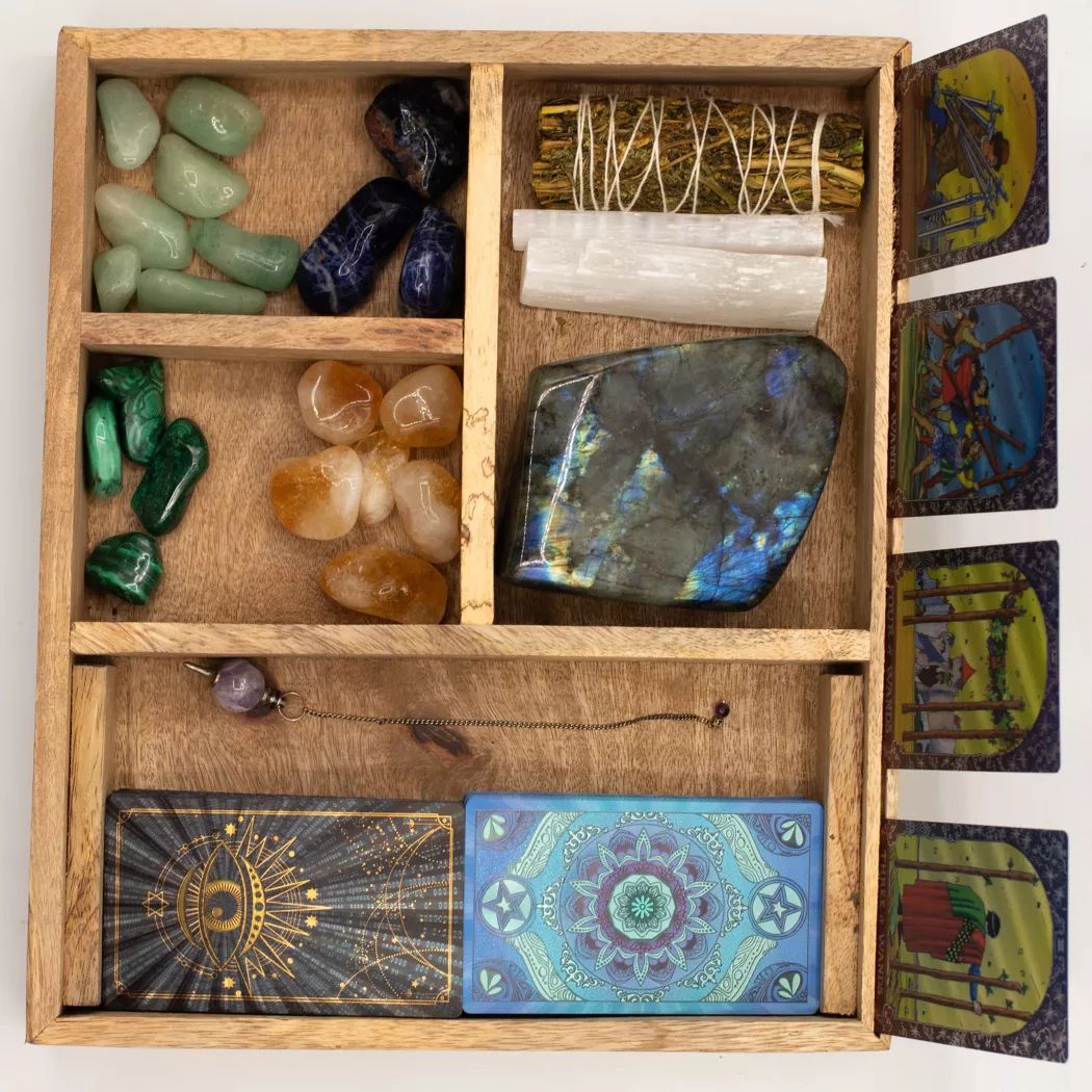 Caja de tarot de cuatro secciones con porta cartas