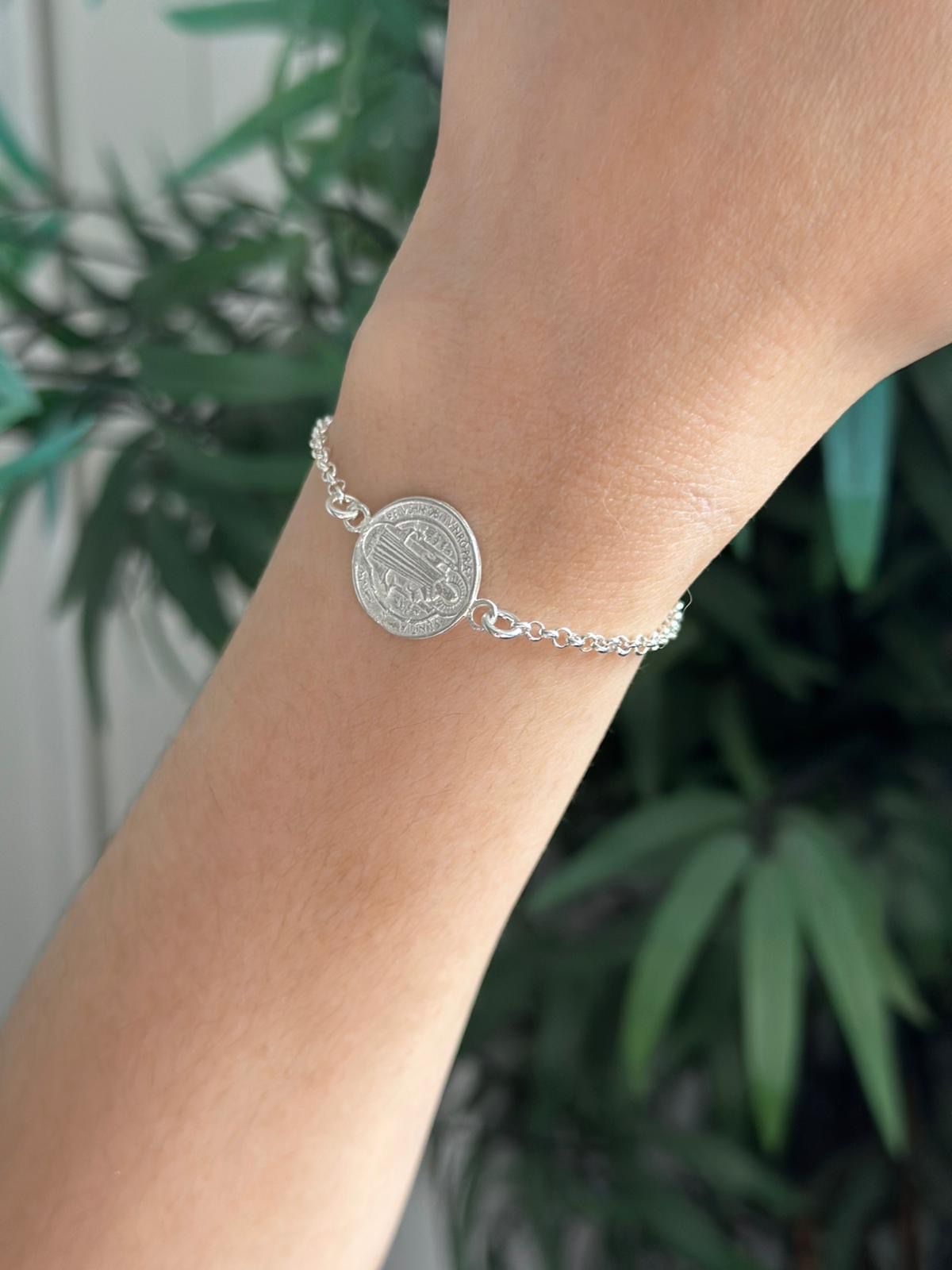 Pulsera de plata con medalla de san Benito