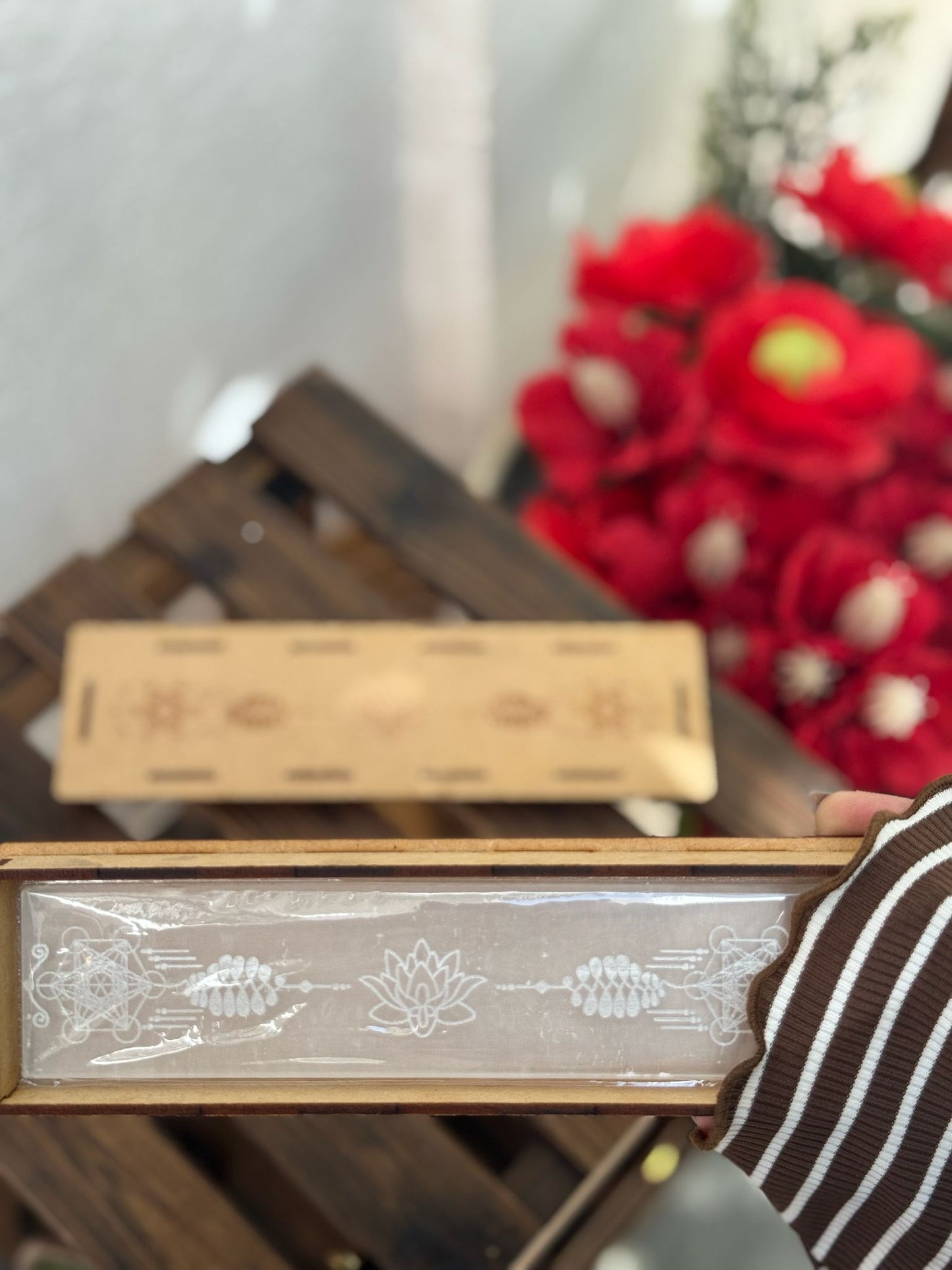 Caja de madera y placa de selenita con grabados de cubo de metatrón, flor de loto y amuletos energéticos