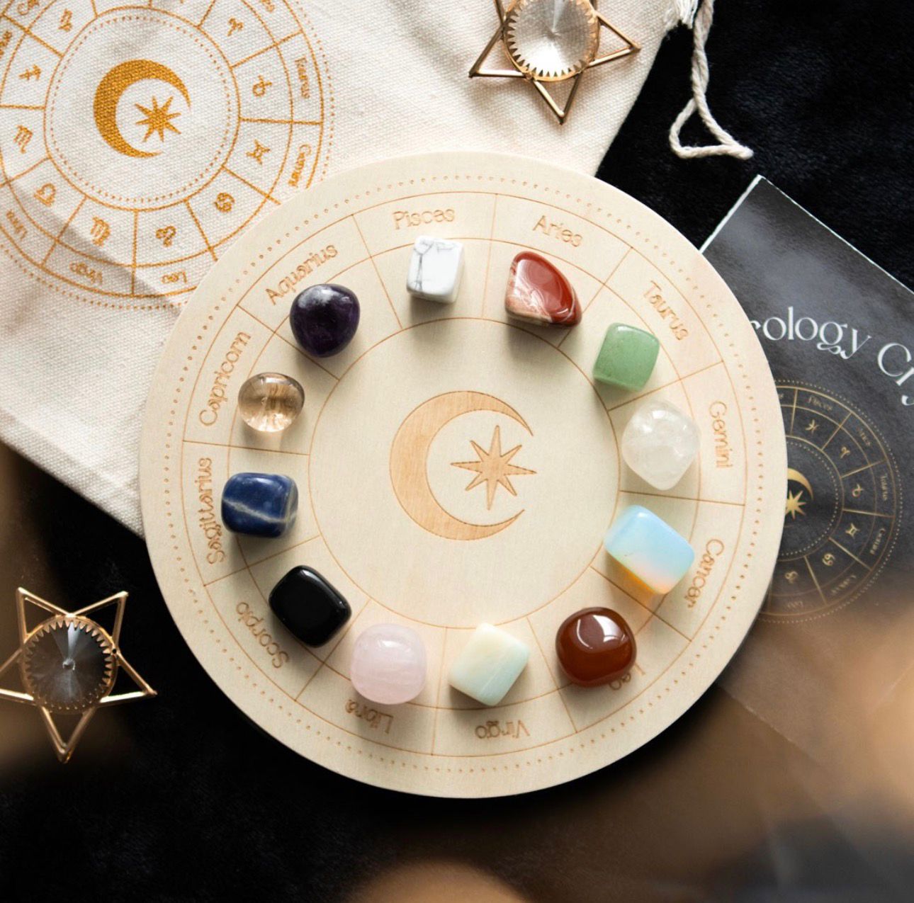 Juego de rueda de astrología con minerales.