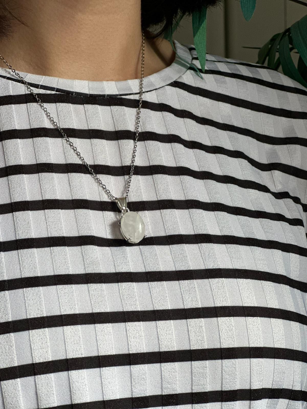 Colgante de plata con cuarzo blanco