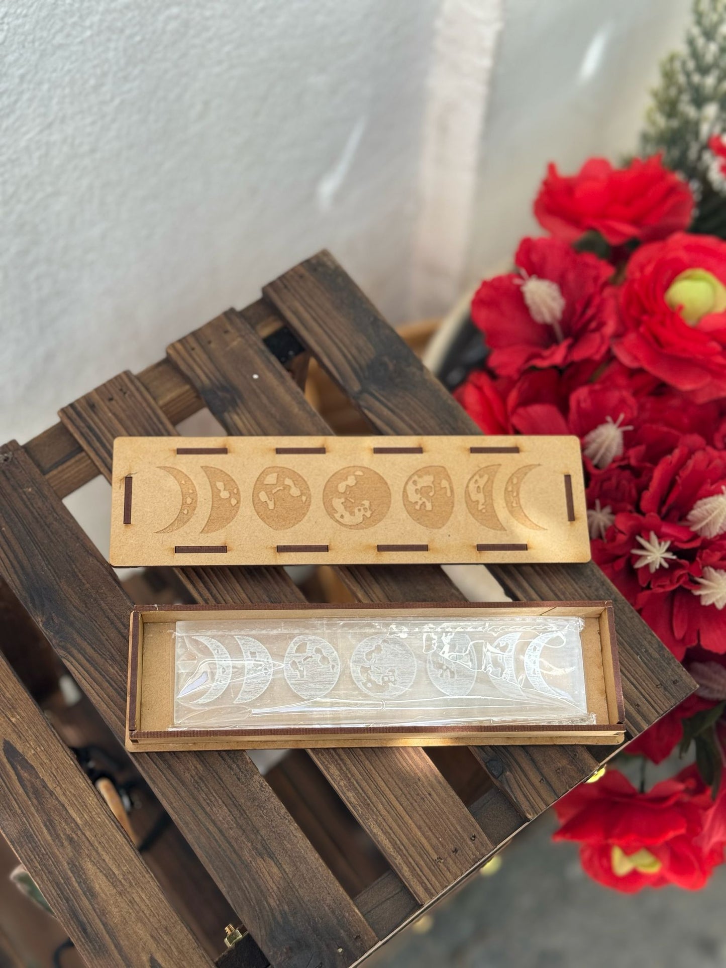 Caja de madera y placa de selenita con grabado de las fases lunares