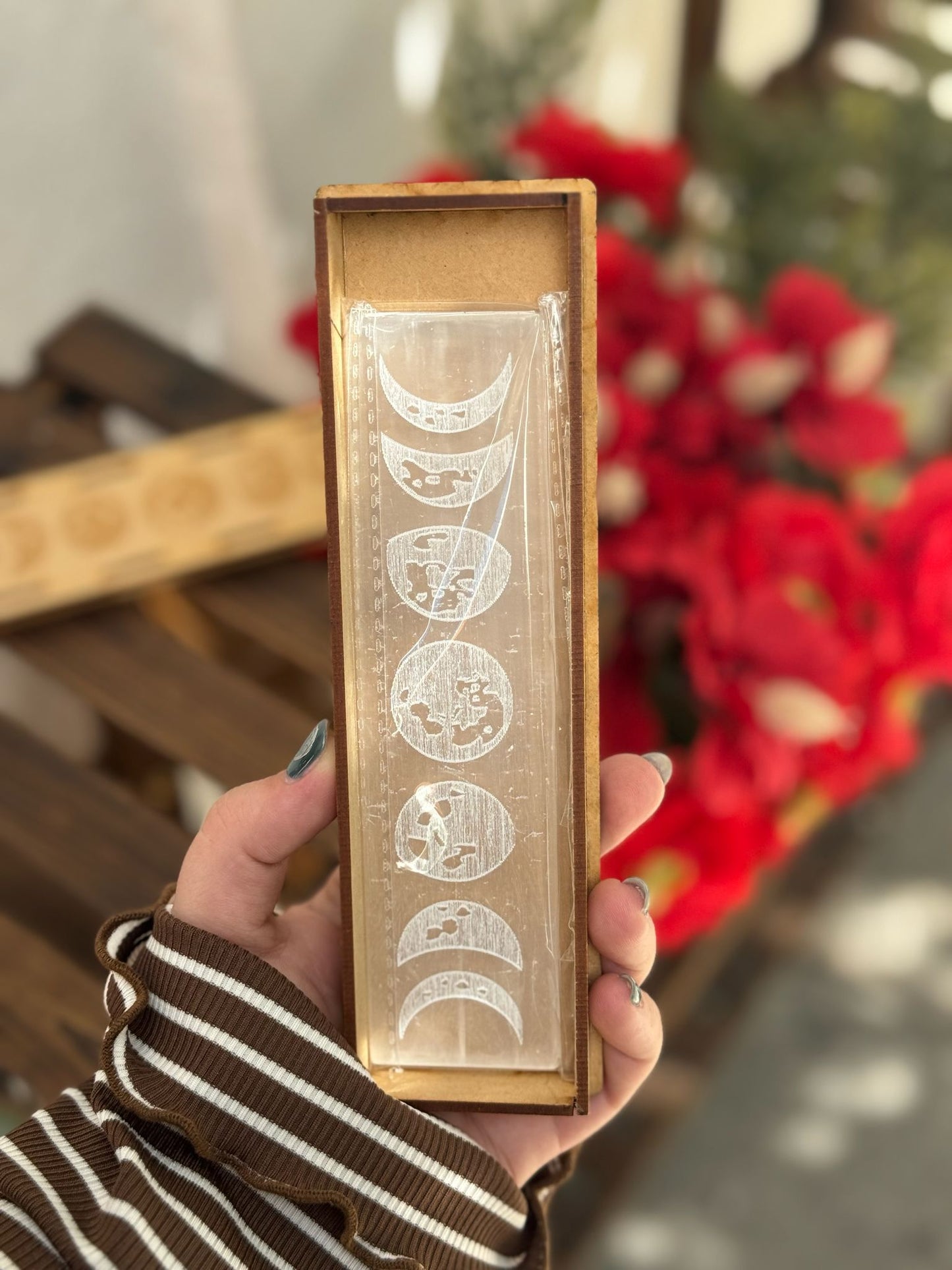 Caja de madera y placa de selenita con grabado de las fases lunares