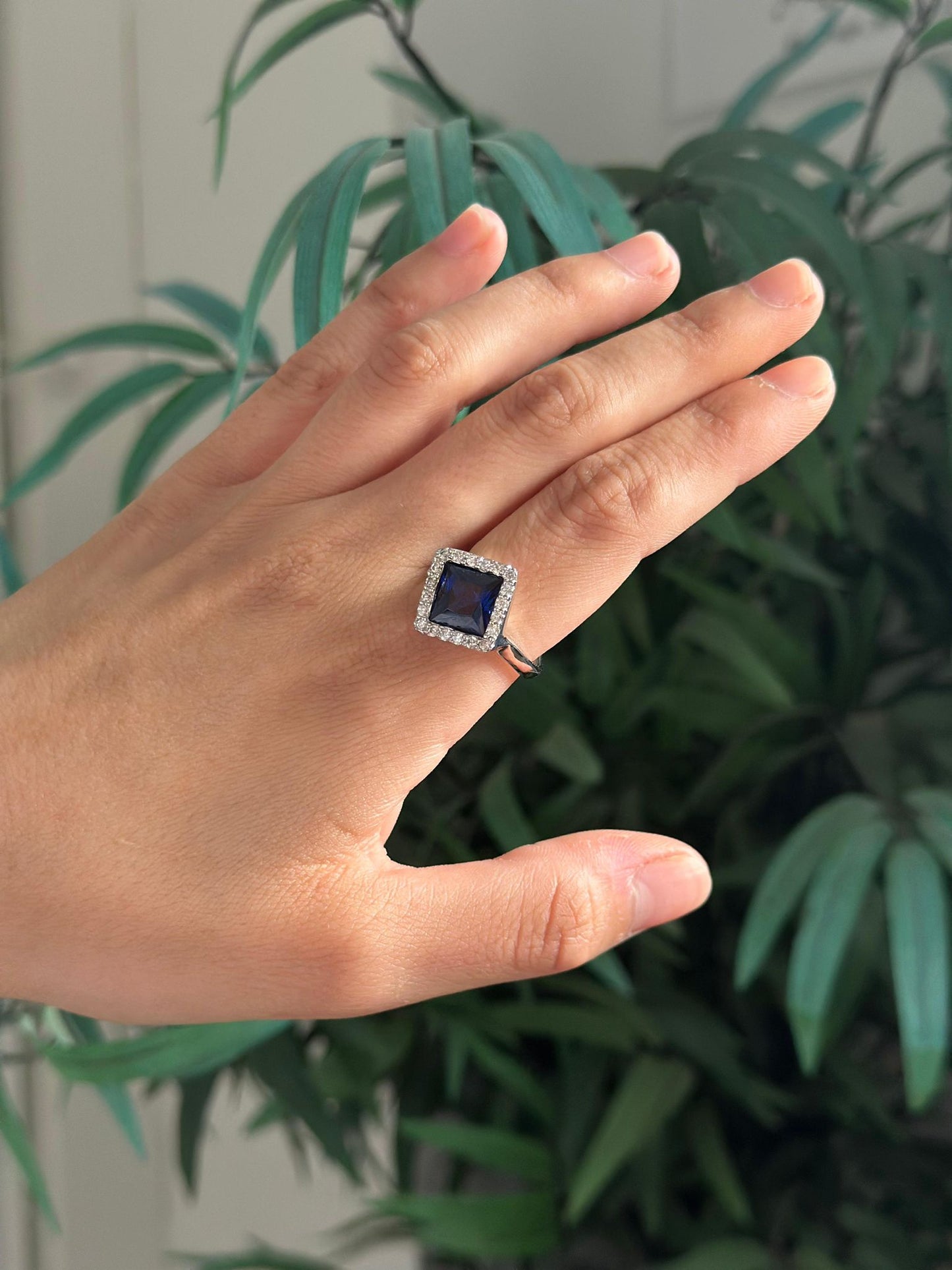 Anillo de plata con zafiro y circonitas - talla 20